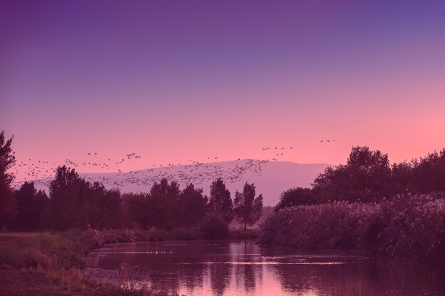 Belo lago contra montanhas O Vale Hula no norte de Israel