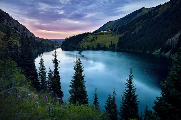 Belo lago de montanha ao pôr do sol