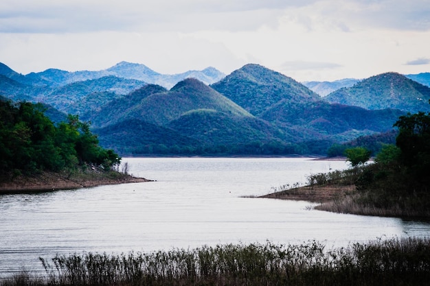 Belo lago de montanha Cena de tirar o fôlego Vista panorâmica da bela paisagem montanhosa