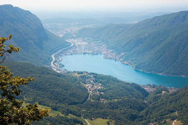 Belo lago de montanha com uma ponte na Suíça