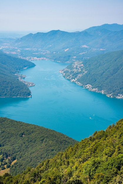 Belo lago de montanha com uma ponte na Suíça