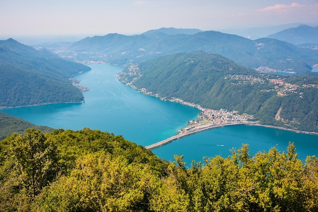 Belo lago de montanha com uma ponte na Suíça