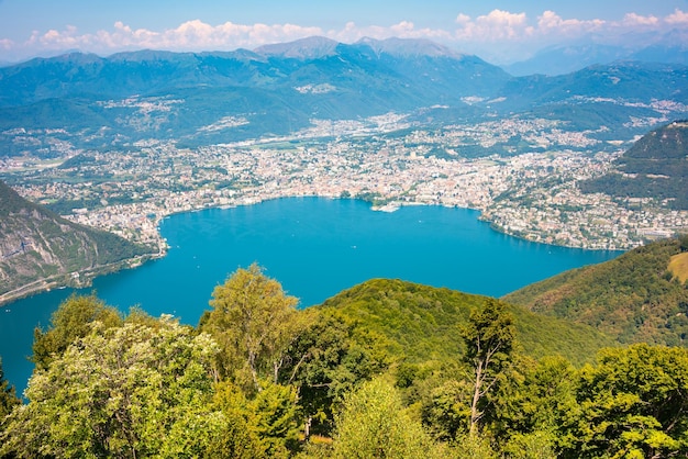 Belo lago de montanha com uma ponte na Suíça