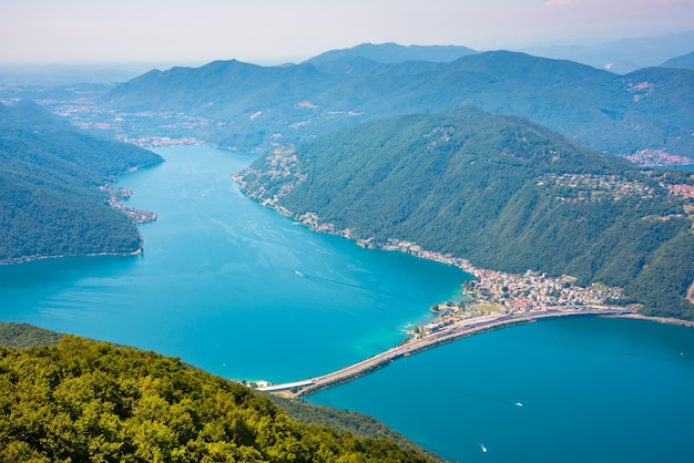 Belo lago de montanha com uma ponte na Suíça