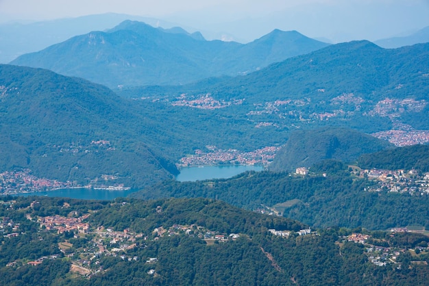 Belo lago de montanha com uma ponte na Suíça