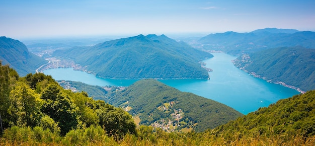 Belo lago de montanha com uma ponte na Suíça