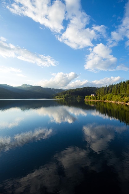 Foto belo lago de montanha