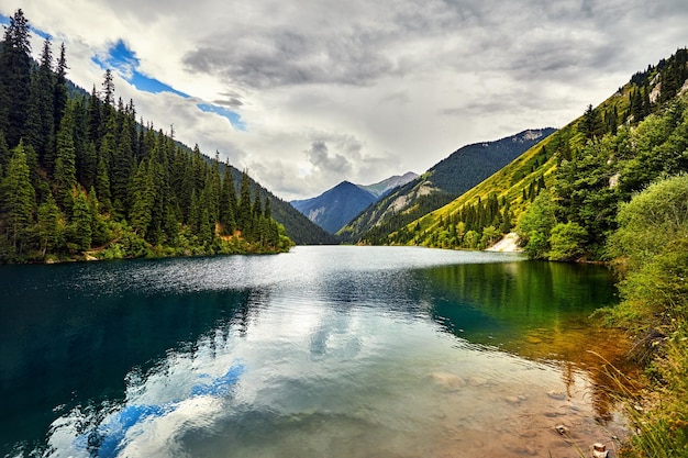 Belo lago de montanha