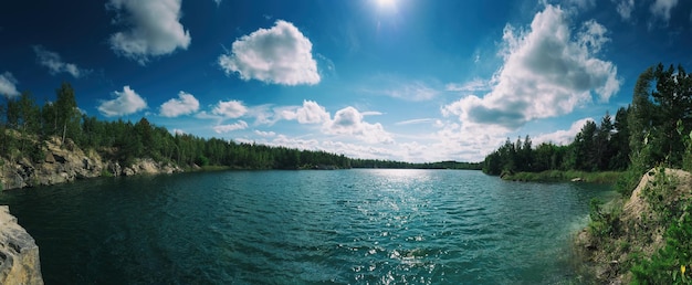 Belo lago de verão