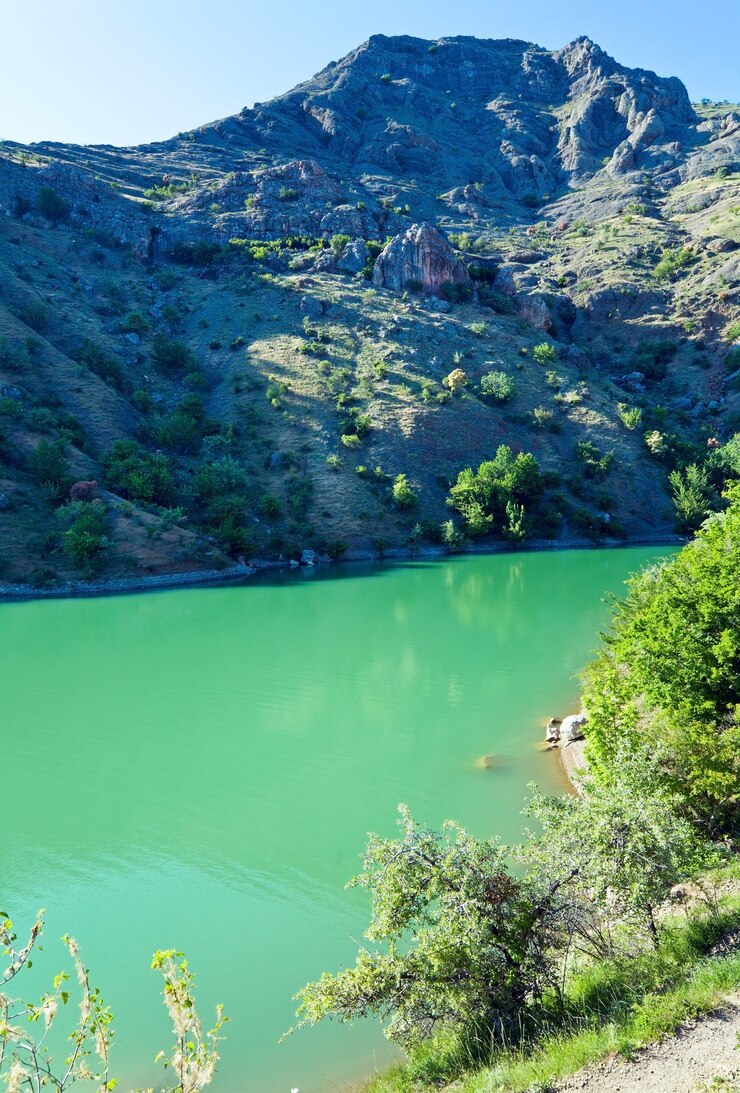 Foto belo lago e montanha de rochas de verão atrás (vila de zelenogorye, crimeia, ucrânia)
