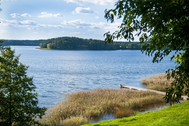 Belo lago em dia de verão