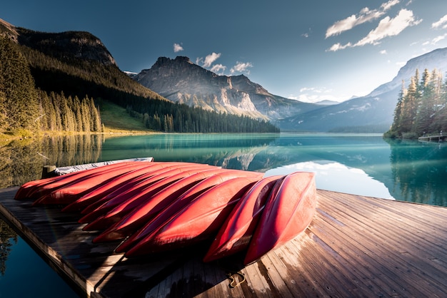 Belo lago esmeralda, parque nacional de yoho, colúmbia britânica, canadá