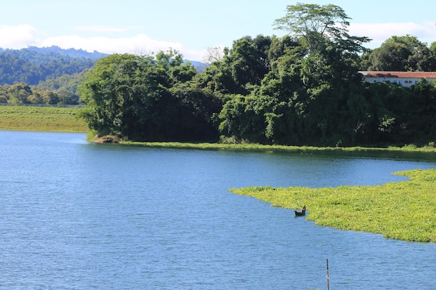 Belo lago Kaptai em Rangamani, Bangladesh.