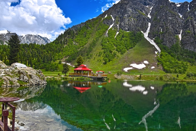 Belo lago mágico no vale