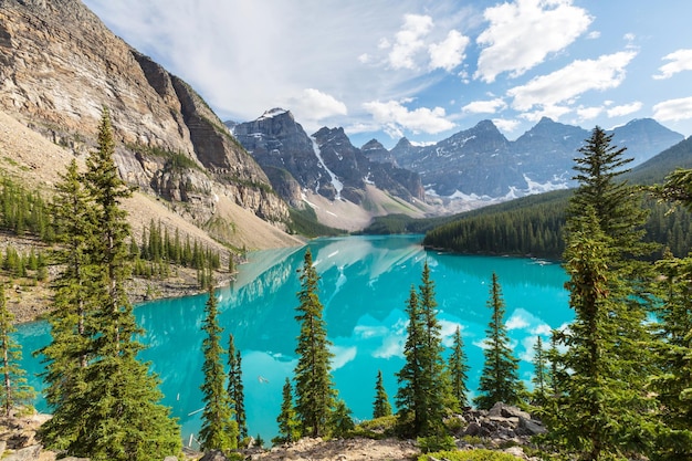 Belo lago Moraine no Parque Nacional de Banff, Canadá