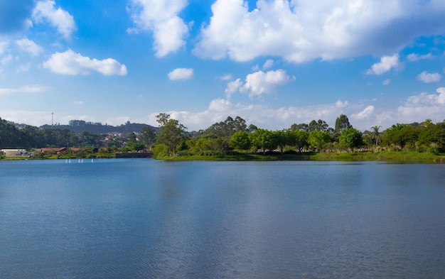 Belo lago na paisagem do parque