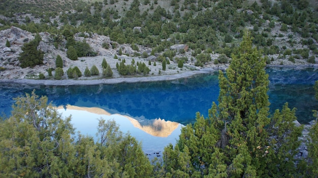 Belo lago nas montanhas Fann PamirAltay no Tajiquistão