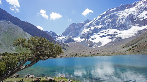 Belo lago nas montanhas Fann PamirAltay no Tajiquistão