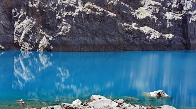 Belo lago nas montanhas fann pamiraltay no tajiquistão