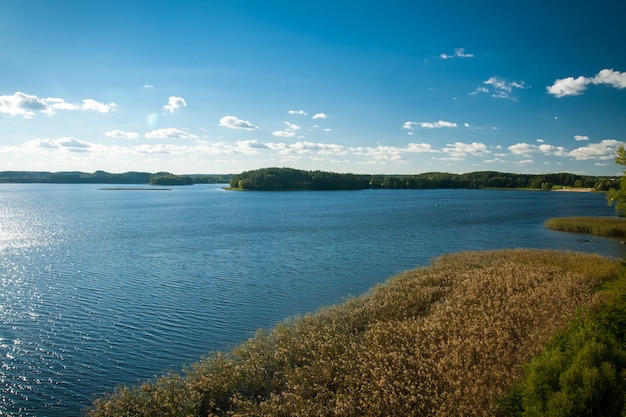 Belo lago no dia de verão