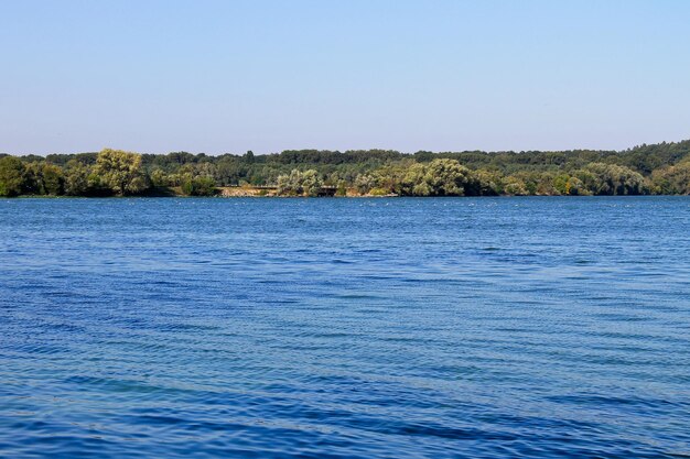 Belo lago no verão