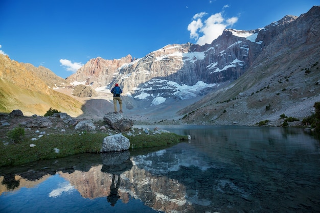 Belo lago sereno nas montanhas Fann (ramo de Pamir) no Tajiquistão.