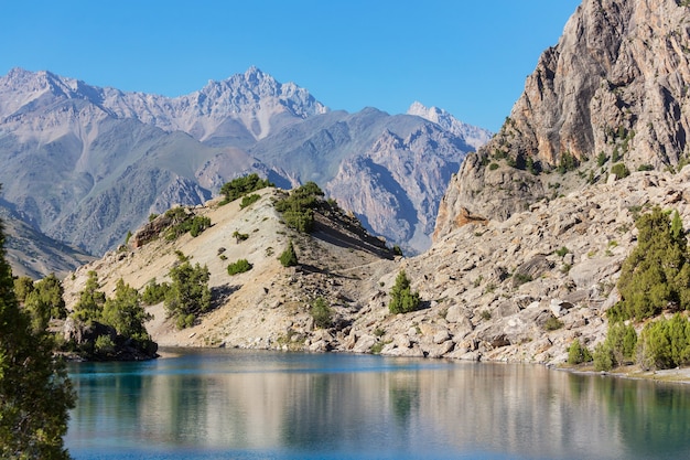 Belo lago sereno nas montanhas Fanns (ramo de Pamir) no Tajiquistão.