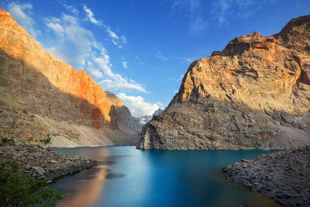 Belo lago sereno nas montanhas Fanns (ramo de Pamir) no Tajiquistão.