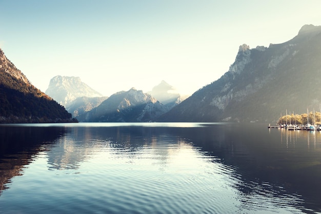 Belo lago Traunsee nos Alpes austríacos ao nascer do sol