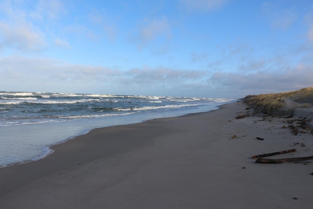 Belo litoral do mar Báltico e céu azul