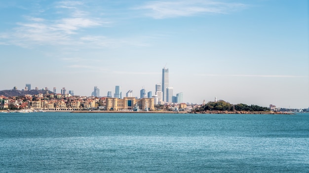 Belo litoral e paisagem arquitetônica de Qingdao