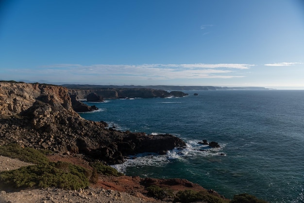 Belo litoral rochoso e mar azul em Portugal