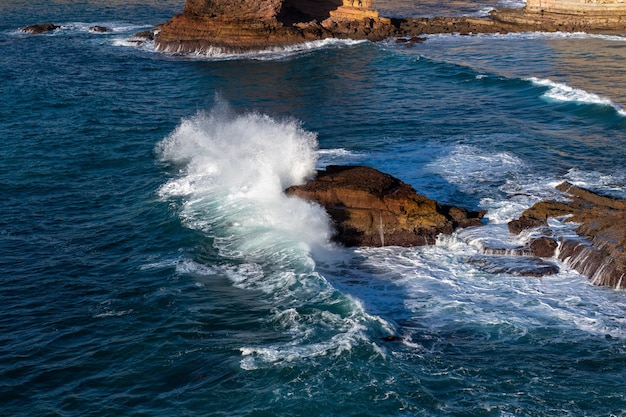 Belo litoral rochoso e mar azul em Portugal