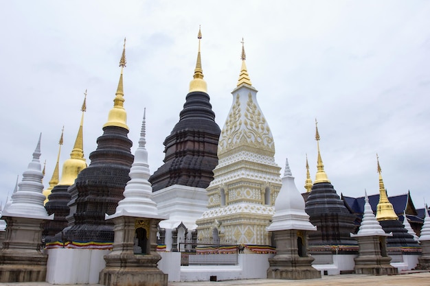 Belo local de culto com ensinamentos religiosos em Chiangmai Tailândia Wat Baan Den