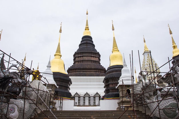 Belo local de culto com ensinamentos religiosos em Chiangmai Tailândia Wat Baan Den