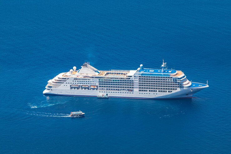 Foto belo mar azul e navio de cruzeiro sobre caldeira e vulcão no mar mediterrâneo. transporte