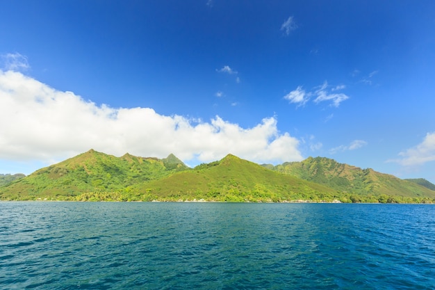 Belo mar e ilha de Moorae no Taiti