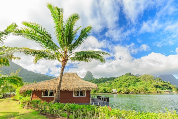 Belo mar e resort em Moorae Island no Tahiti PAPEETE, POLINÉSIA FRANCESA