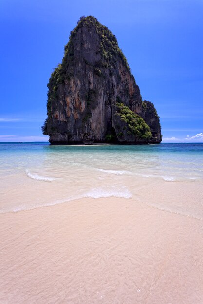 Belo mar em Krabi, ao sul da Tailândia