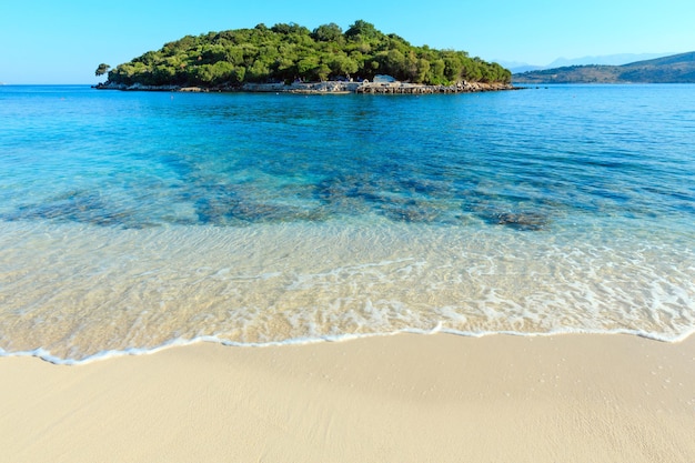 Belo mar Jônico com água turquesa clara e vista da costa de verão de manhã da praia (Ksamil, Albânia).