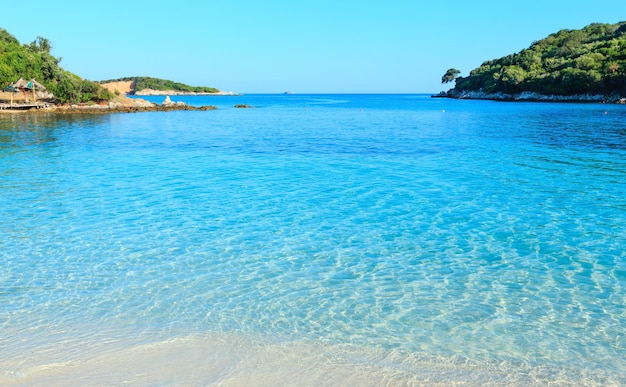 Belo mar Jônico com água turquesa clara e vista da costa de verão de manhã da praia (Ksamil, Albânia).