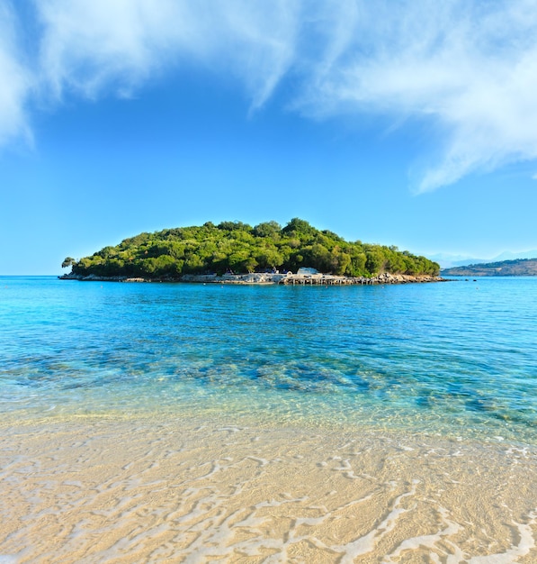 Belo mar Jônico com água turquesa clara e vista da costa de verão matinal da praia Ksamil Albânia