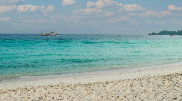 Belo mar Koh Larn na Tailândia