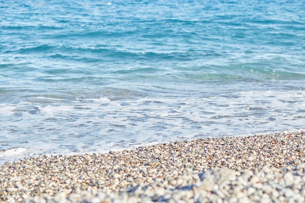 Belo mar Mediterrâneo e ondas backgrounon dia ensolarado Verão e conceito de descanso Textura de verão Papel de parede brilhante Água do mar turquesa