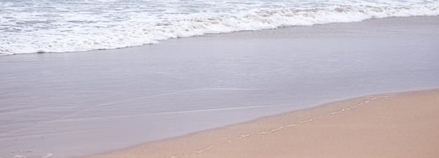 Belo mar ou ondas oceânicas vista da costa da praia de areia tropical viagens de férias de verão e destino de férias