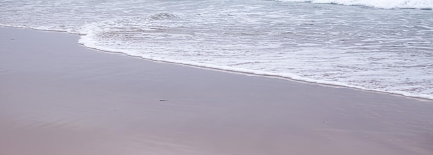 Belo mar ou ondas oceânicas vista da costa da praia de areia tropical viagens de férias de verão e destino de férias