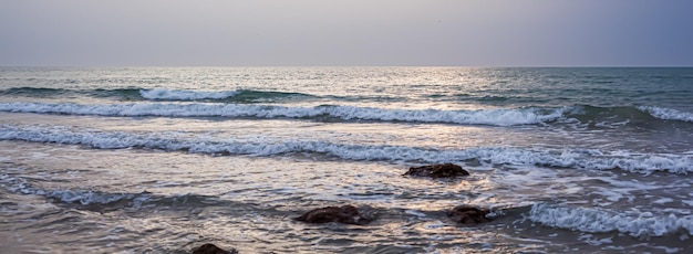 Belo mar ou vista da costa do horizonte do oceano da praia de areia tropical viagens de férias de verão e destino de férias