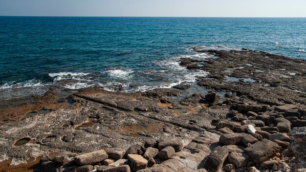 Belo mar perto de uma costa rochosa