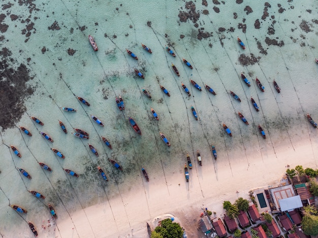 Belo mar tropical com barco de cauda longa de madeira na praia