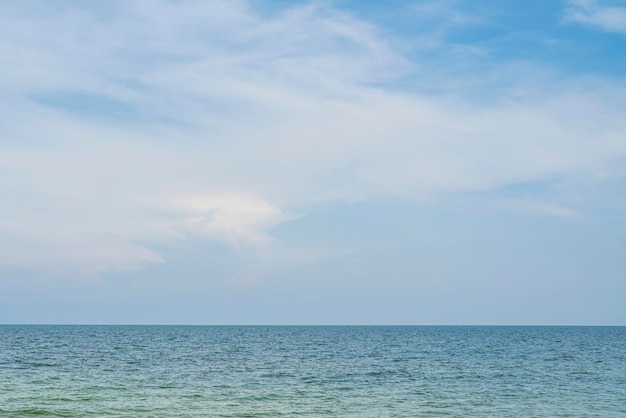 Belo mar tropical e céu azul